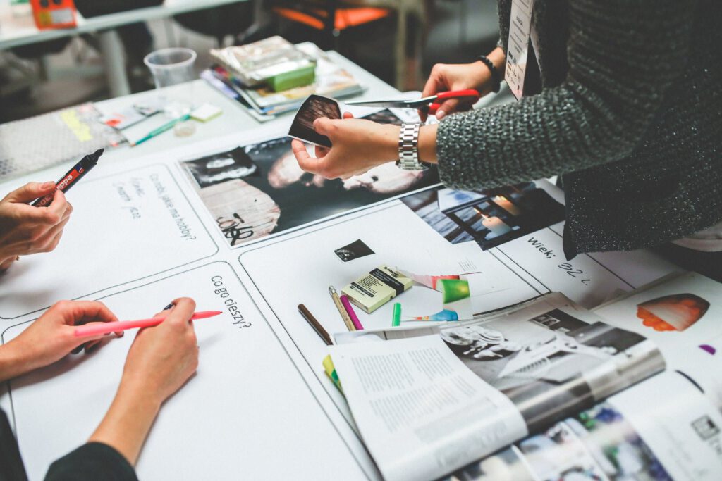 Equipo de marketing haciendo un análisis competitivo de los fundamentos del marketing